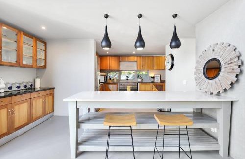Sunset Beach House | Cardita - 3 Bedroom Double Volume Dream