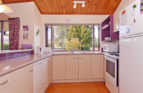 Coromandel Peninsula Cottage | Carefree at Cooks - Cooks Beach Bach