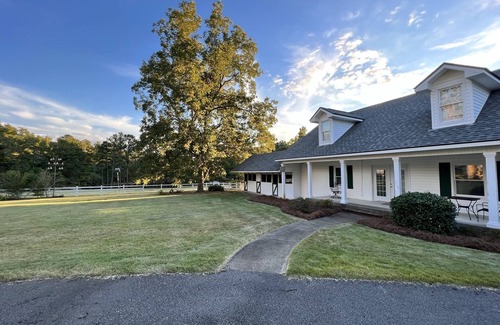 Phenix City Cottage | Caretakers Cottage with pool