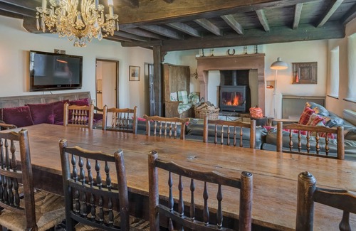 Penrith House | CARHULLAN, pet friendly, with hot tub in Bampton, Cumbria
