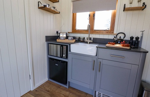 Gwaenysgor Near Prestatyn Cottage | CARIAD BACH, pet friendly, character holiday cottage in Prestatyn