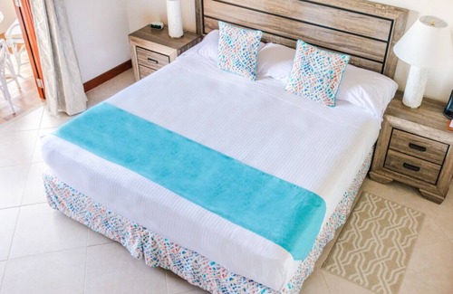 Maynards House | Caribbean Experience! Spacious Units w/ Kitchen! Short Drive to Gibbes Beach!
