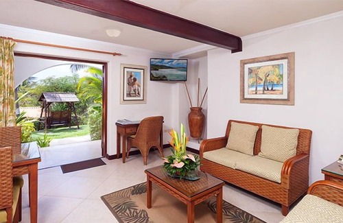Maynards House | Caribbean Experience! Spacious Units w/ Kitchen! Short Drive to Gibbes Beach!