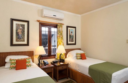 Maynards House | Caribbean Experience! Spacious Units w/ Kitchen! Short Drive to Gibbes Beach!