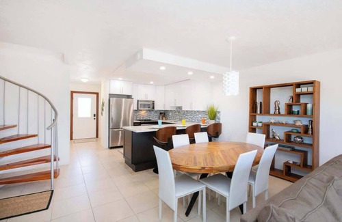 South Sound Condo | Caribbean Paradise #29 Condo in South Sound & Pool