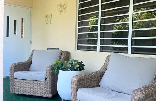 Camaceyes House | CariBnB, 7 minutes from Airport & 11 to Beachesn