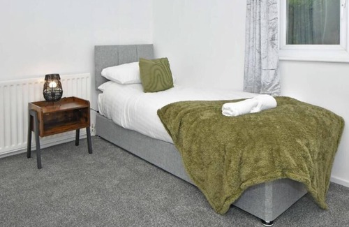 Stoke-on-Trent House | Carling House, lovely 3 bedroom home near local attractions in Stoke