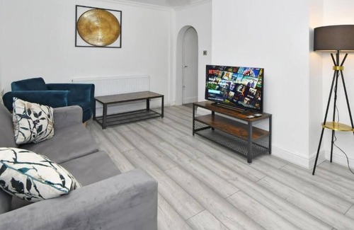 Stoke-on-Trent House | Carling House, lovely 3 bedroom home near local attractions in Stoke