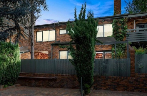 Carlton House | Carlton Dream: Leafy 2-bed bathroom Lygon St terraced house