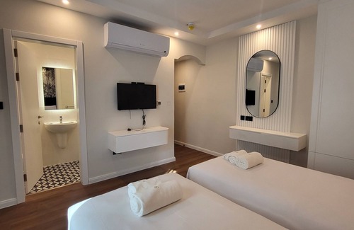 Tower Road Hotel | Carlton Hotel