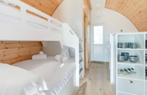 Mappleton Cottage | CARLTON MANOR POD 4, family friendly, with a garden in Aldbrough