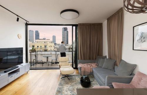 Tel Aviv City Center Apartment | Carmel Market Deluxe - Heart of Nahalat Binyamin, 5m to Beach, Sea View Balcony