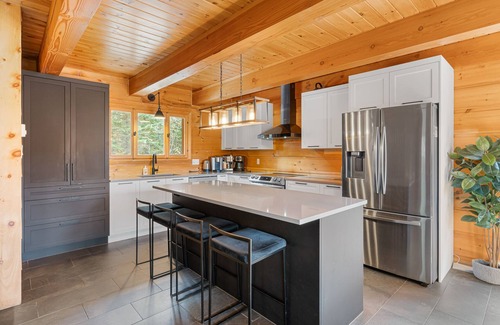 Lac-Superieur Ski Chalet | Carmen: waterfront chalet w/spa & sauna