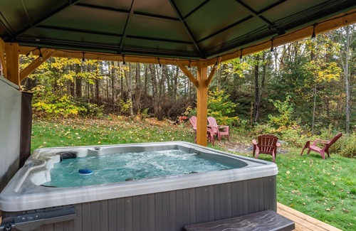 Lac-Superieur Ski Chalet | Carmen: waterfront chalet w/spa & sauna
