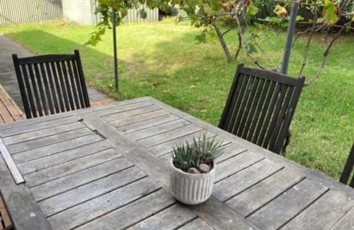 Port Elliot House | Carnegie House 3 Carnegie St Port Elliot - BYO Linen