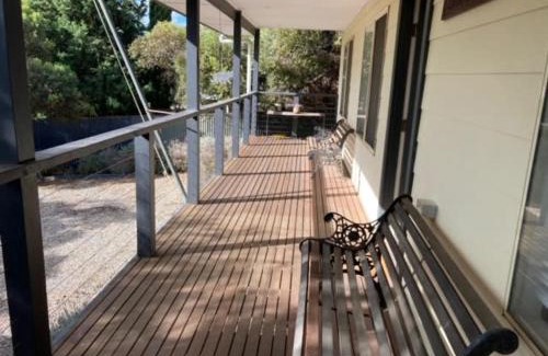 Port Elliot House | Carnegie House 3 Carnegie St Port Elliot - BYO Linen