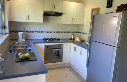 Port Elliot House | Carnegie House 3 Carnegie St Port Elliot - BYO Linen