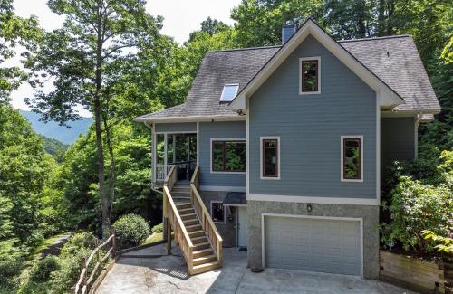 Laurel Ridge House | Carolina Blue Pet Friendly, Deck, Treetop Views