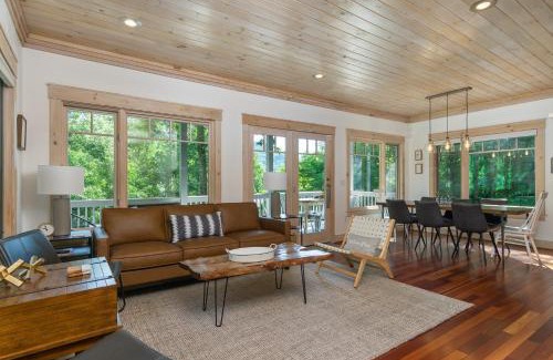 Laurel Ridge House | Carolina Blue Pet Friendly, Deck, Treetop Views