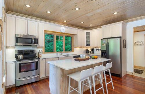 Laurel Ridge House | Carolina Blue Pet Friendly, Deck, Treetop Views