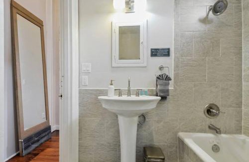 Faubourg Livaudais Apartment | Carondelet House - 1886 Garden District Manse
