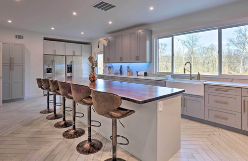 Hewitt Villa | 'Carpathia West Estate' - 7-Bedroom Villa!