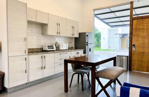 Jaco Apartment | Carport Strong Wifi Vaulted Ceilings