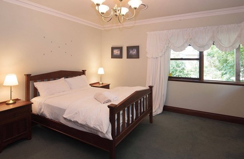 Quindalup House | Carramar Cottage - under peppermints by the beach