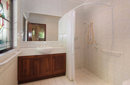 Quindalup House | Carramar Cottage - under peppermints by the beach