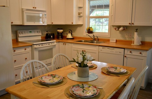 Central Okanagan Cottage | Carriage House at the Poolside Retreat, Peachland our mini resort