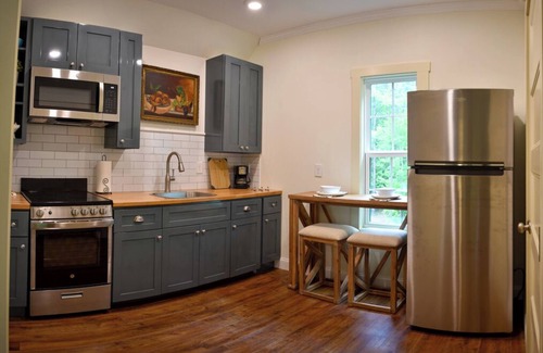Newnan Apartment | Carriage house retreat - a cozy place to unwind and breathe the country air!