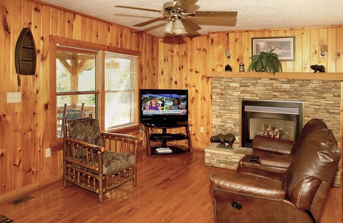 Cosby Cabin | Carrie's - 4 Bedrooms, 2.5 Baths, Sleeps 12 Cabin by RedAwning