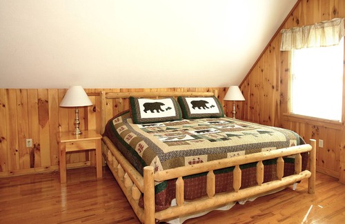 Cosby Cabin | Carrie's - 4 Bedrooms, 2.5 Baths, Sleeps 12 Cabin by RedAwning