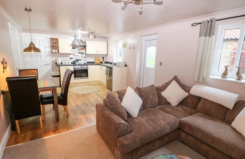 Lincoln Cottage | CARRINGTON COTTAGE, pet friendly, with a garden in Lincoln
