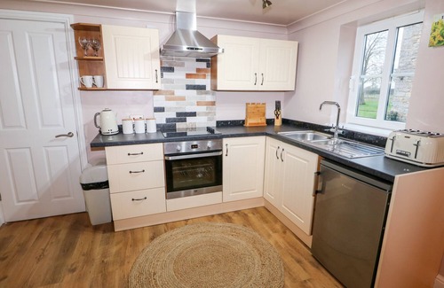 Lincoln Cottage | CARRINGTON COTTAGE, pet friendly, with a garden in Lincoln