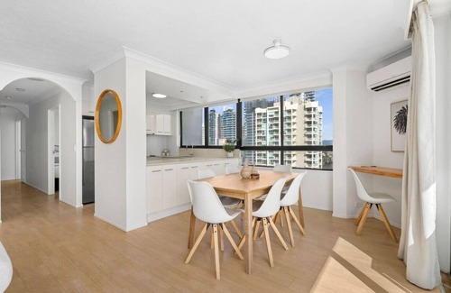 Main Beach Apartment | Carrington Family Beach Getaway - Ocean View, WiFi