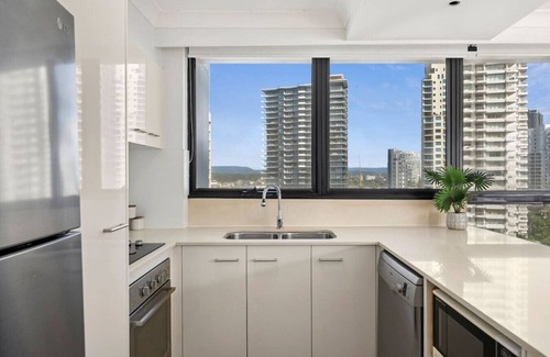 Main Beach Apartment | Carrington Family Beach Getaway - Ocean View, WiFi