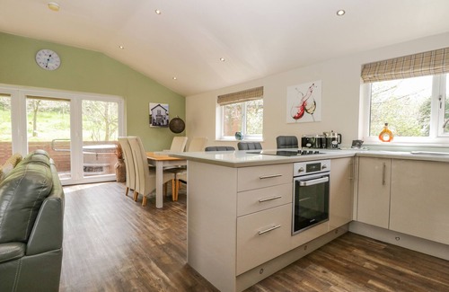 Allithwaite Cottage | CARTMEL LODGE, pet friendly, with hot tub in Allithwaite