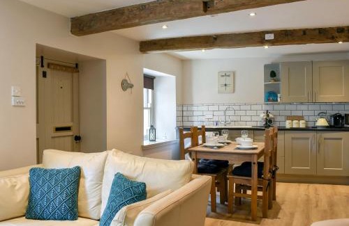 Hawes House | Cartwheel Cottage