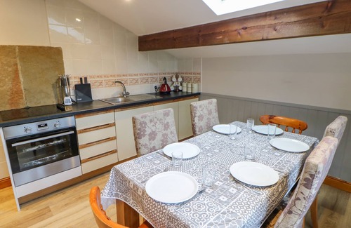 Great Langton Cottage | CARVIN-TOR, family friendly, with hot tub in Northallerton