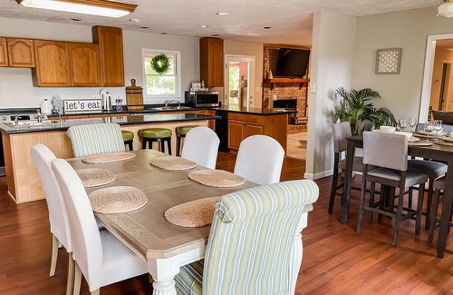 Cary House | Cary Stylish home with pool and jetted tubs. 6 beds, sleep 12