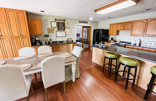 Cary House | Cary Stylish home with pool and jetted tubs. 6 beds, sleep 12