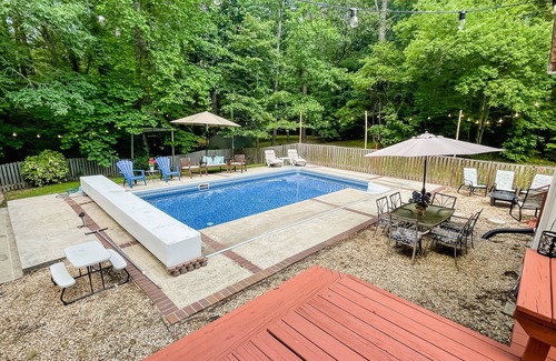 Cary House | Cary Stylish home with pool and jetted tubs. 6 beds, sleep 12