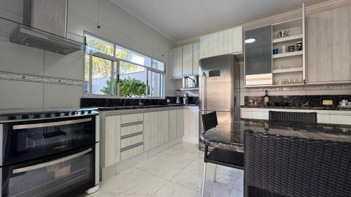 Balneario Florida House | Casa 300m Praia, Ar condicionado, Área Gourmet, Piscina climatizada