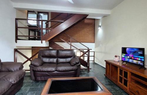 Umuarama House | Casa 6 em Condomínio com 2Quartos 1Mezanino Wifi Piscina Churrasqueira