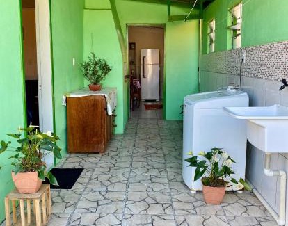 Vila Nova House | Casa acolhedora ideal para famílias, com Wi-Fi rápido, cozinha exclusiva e equipada, varanda com churrasqueira - A apenas 1 km da praia do bairro e 5 km da charmosa Praia da Vila