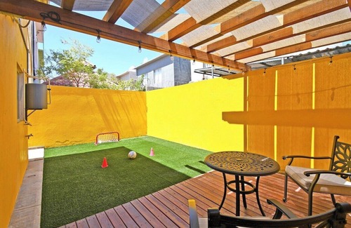 La Paz House | Casa Amarilla Renovada, Patios Amplios y Más