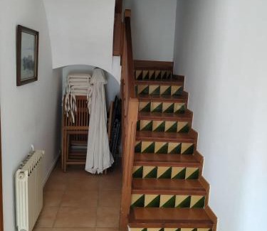 Prades House | Casa amb jardí i llar de foc