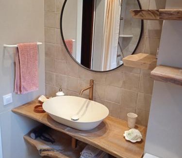 Prades House | Casa amb jardí i llar de foc
