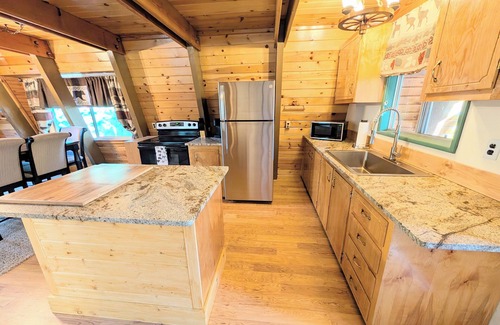 Meadow View Heights Cabin | Casa Amigos Cabin – Family-Friendly Retreat with Loft, Fire Pit & Nature Views